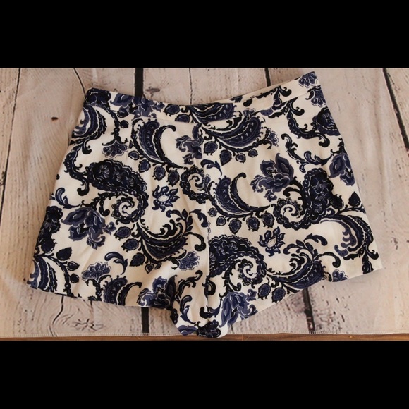 Forever 21 White & Blue Paisley Shorts - Picture 3 of 4